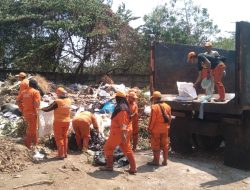 Respon Cepat Sudin LH Jaktim Bersihkan Sampah Kering di TPS RW 07 Ujung Menteng di Apreasi FWJ Indonesia