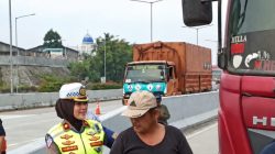 Polantas Karib Induk PJR BSD Tindak Truk Overload dan Over Dimensi yang Parkir di Bahu Jalan Tol