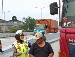 Polantas Karib Induk PJR BSD Tindak Truk Overload dan Over Dimensi yang Parkir di Bahu Jalan Tol