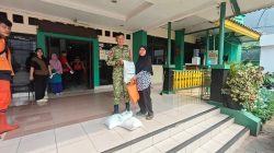 Babinsa Koramil 07/Cipayung Bantu Bagikan Sembako Kepada Warga Sekitar