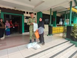 Babinsa Koramil 07/Cipayung Bantu Bagikan Sembako Kepada Warga Sekitar