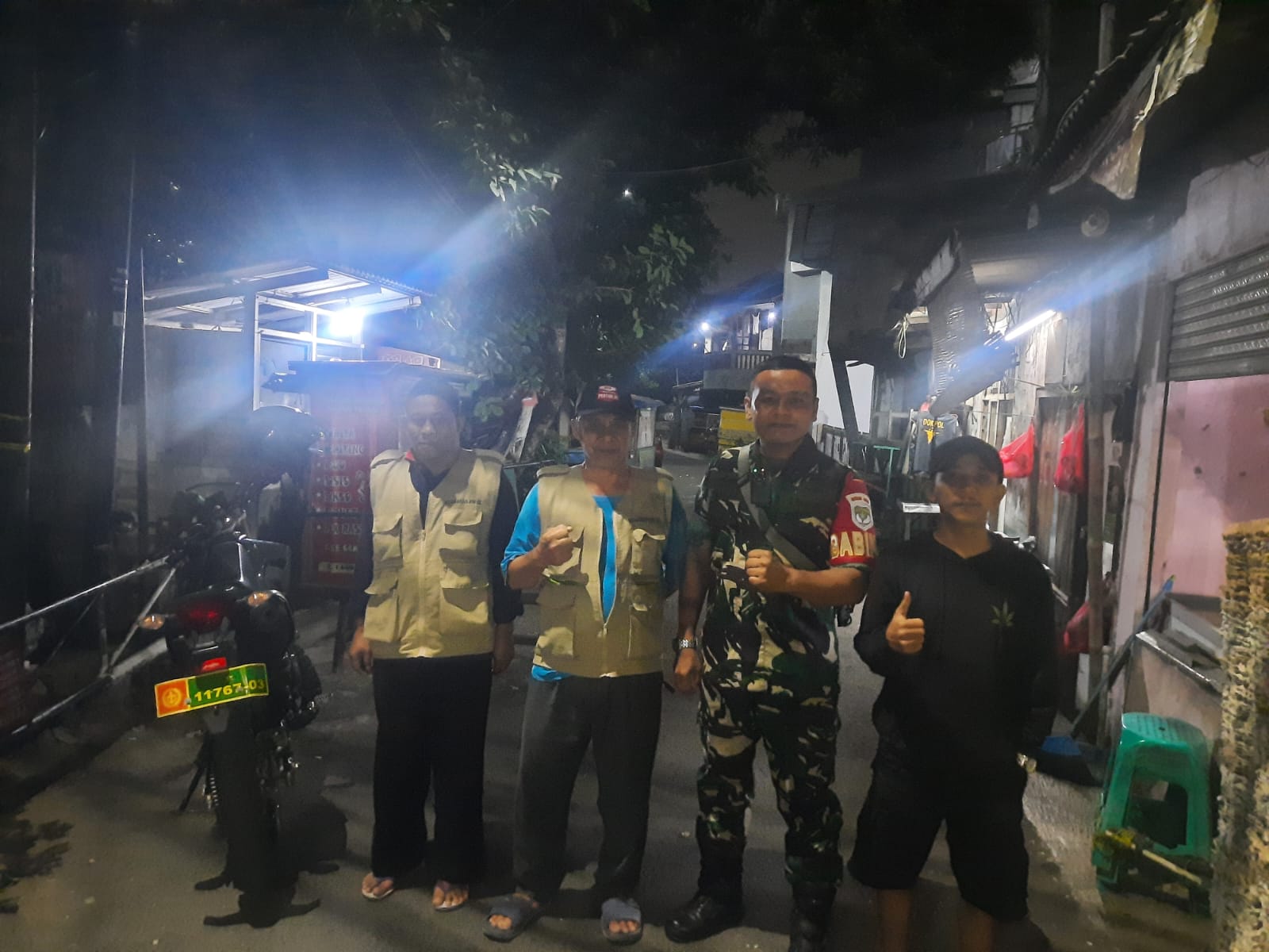 Koramil 05/Kramat Jati-Makasar Bersama Komduk Intensifkan Patroli Siskamling, Antisipasi Kenakalan Remaja